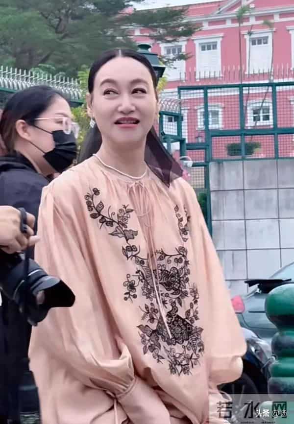 65岁惠英红澳门被偶遇，新中式连衣裙精美华丽，整体造型一言难尽