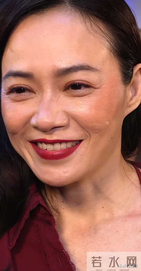 48岁杨雁雁怼脸拍!面部皱纹 白发清晰,发量挺多,自然老去也很美