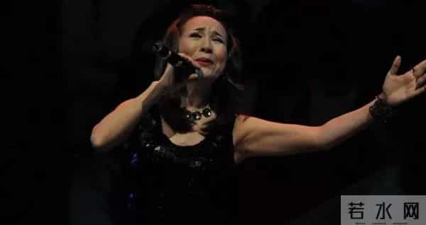 事业巅峰远赴美国，被老外“玩腻”后晚年回国，如今变成了这样！