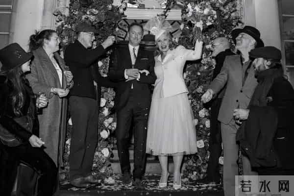 我们最爱的她69岁四婚嫁小14岁帅哥,活得爽全因这句顶级信条