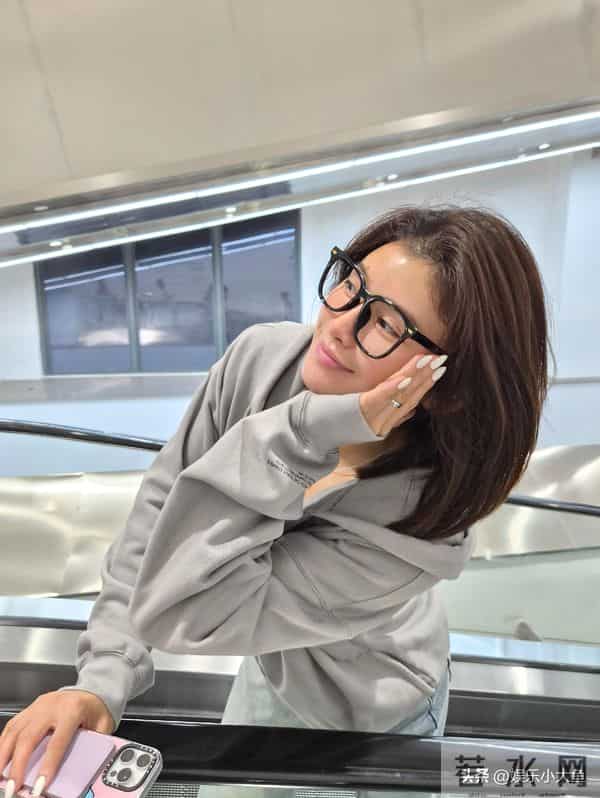 吴艳妮广西逛山姆,穿灰色卫衣牛仔裤好松弛,戴着黑框眼镜好可爱