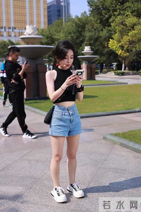 34岁冯提莫癌症复发后复播,巧妙遮挡手术疤痕,粉丝:女神别熬夜