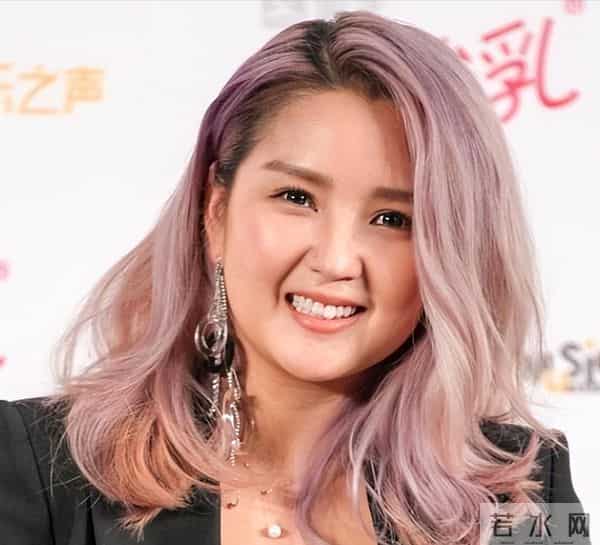 39岁何洁被嘲不忍直视, 腋下勒出副乳肚子三层肉, 养4个娃操劳疲惫