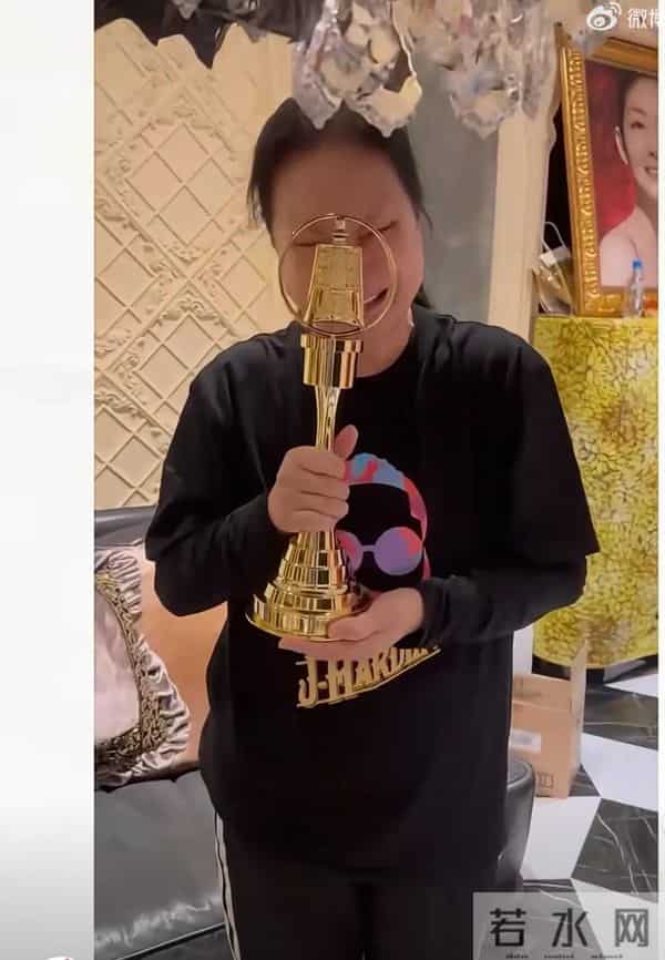 小S晒母女四人p图照!屋里摆着巨大的S照,徐妈两个举动让人心疼