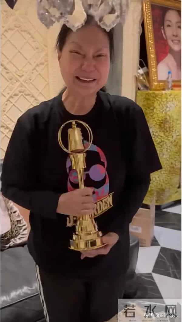 71岁S妈眼歪嘴斜 收到小S金钟奖杯大笑- 补上我的心 在家为大S设灵堂