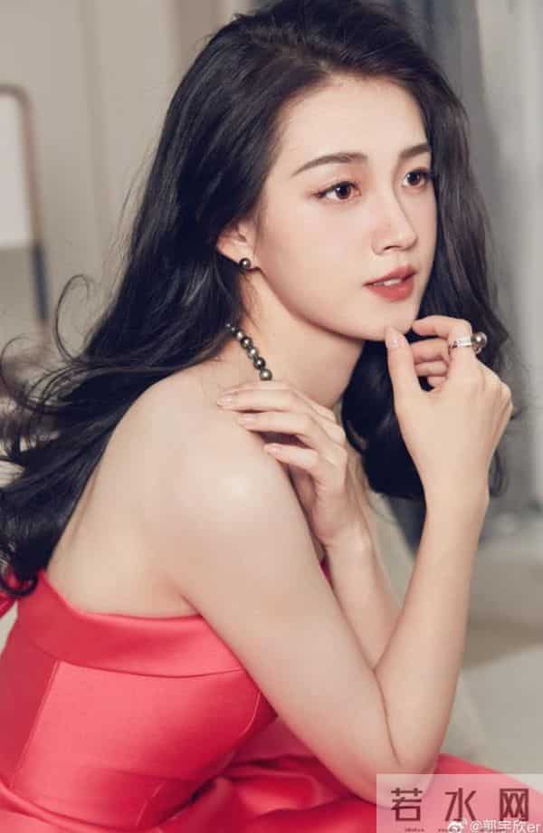 “短剧女王”郭宇欣出道个人杂志首封发布,开售1小时便售出3800本,销售额已突破30万