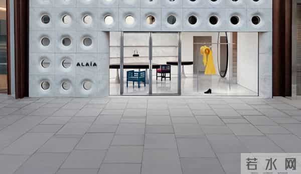 北京酒会“见光死”，高清镜头暴露真实颜值，吉娜“假胸”太尴尬