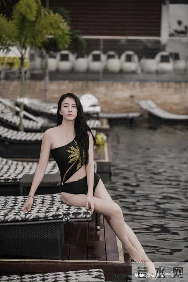 母其弥雅，黑色泳装，秀大长腿