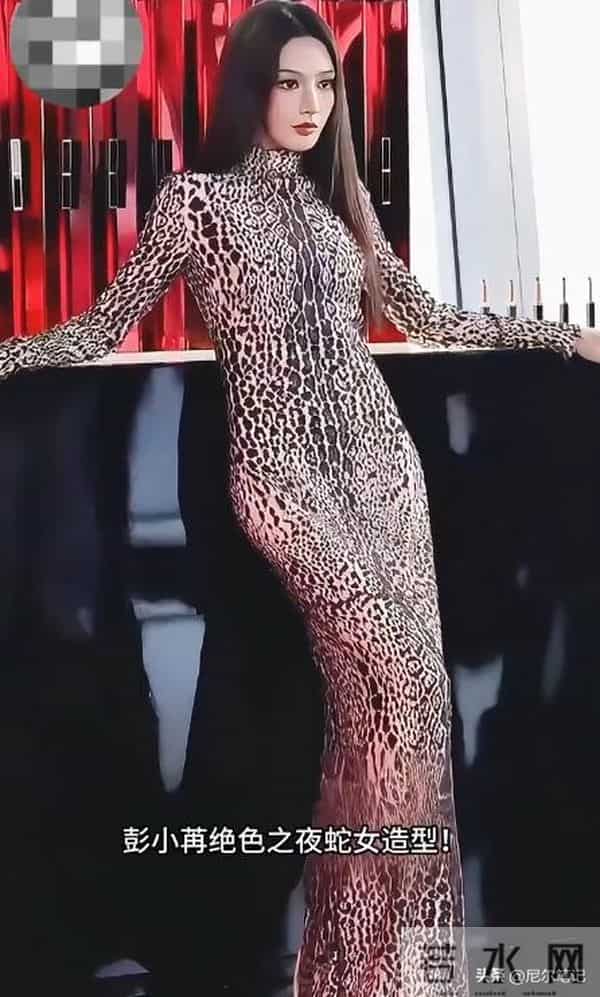 上海这一夜，搔首弄姿的彭小苒，被26岁王楚然秒了：妆再浓也白搭