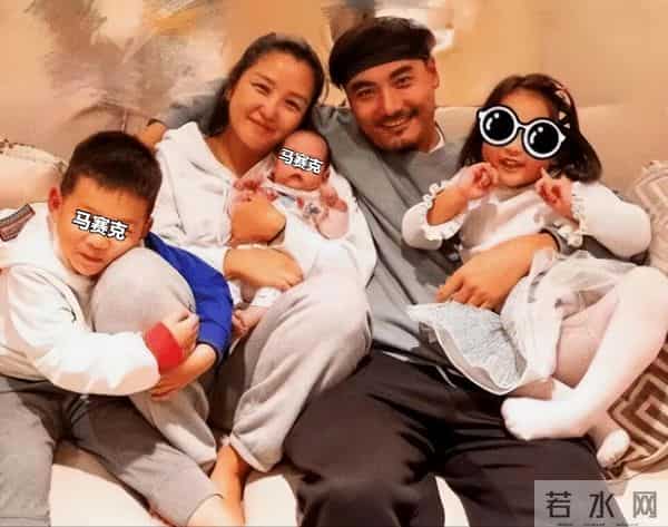 39岁何洁被嘲不忍直视, 腋下勒出副乳肚子三层肉, 养4个娃操劳疲惫