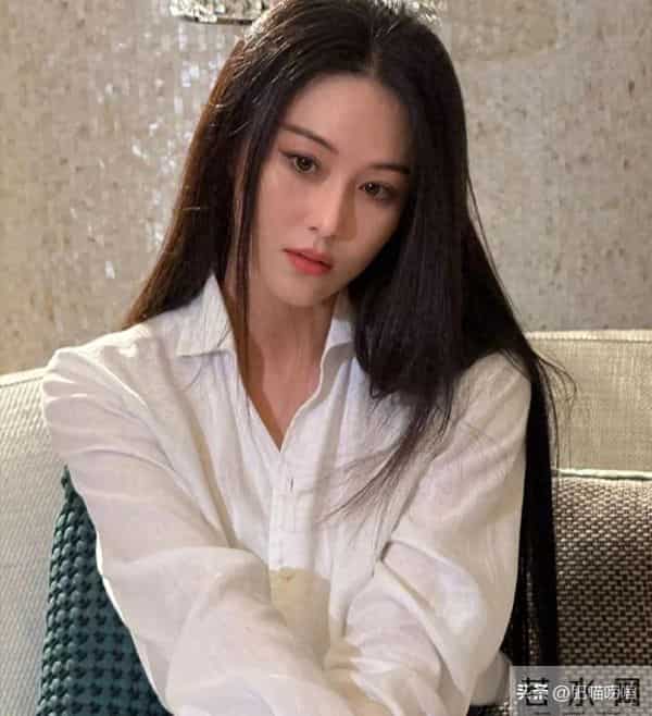 38岁张馨予晒近照,穿卫衣扎马尾似20岁,何捷真把她宠成了小女孩