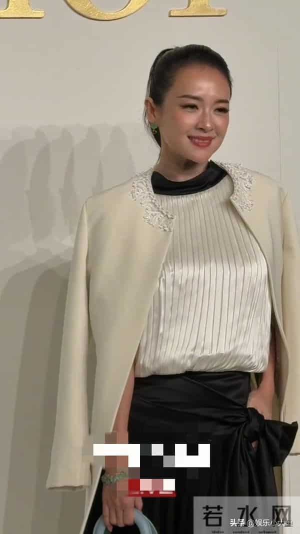 章子怡出席北京Dior之家开幕,穿米色长款外套,压轴出场大气漂亮