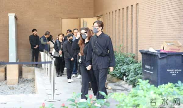 香港TVB著名男星的父亲在近日离世,他送别父亲最后一程