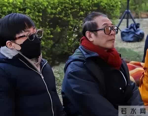 1999年，李连杰和利智结婚一脸兴奋眼神锁定，利智躲着不跟他对视