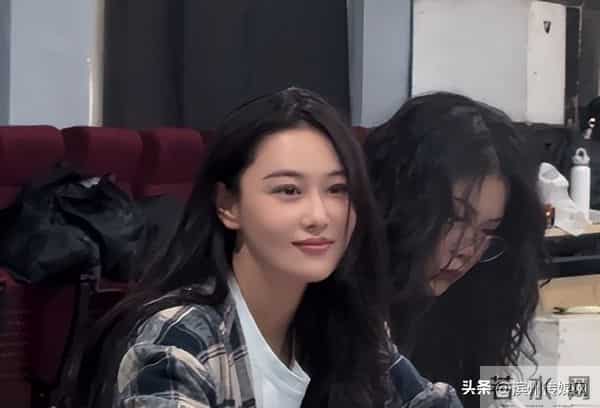 女演员张馨予上课开小差,偷画老师被抓包!事后称“有认真在听课”