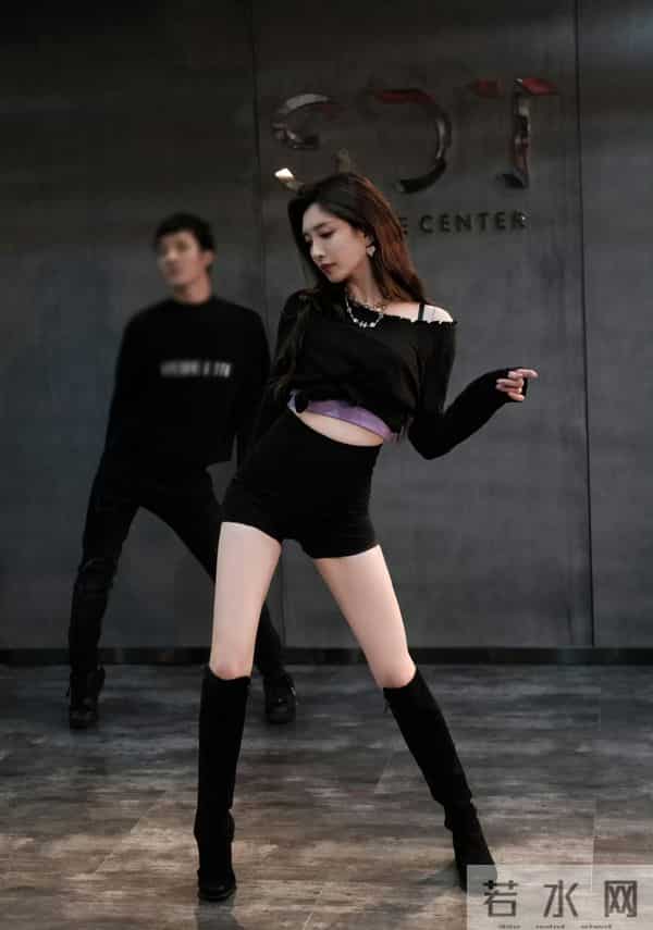 江疏影光腿穿长靴跳舞,人美身材火辣!