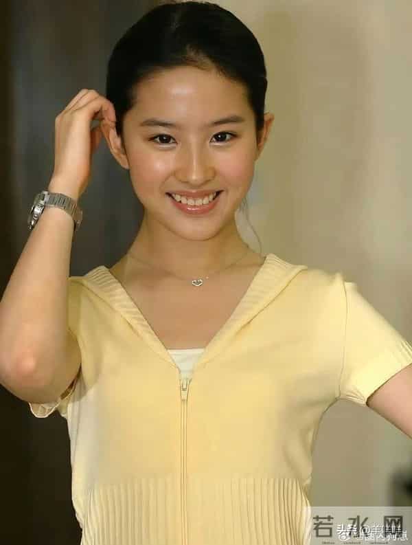 穿黄色连帽衫的刘亦菲太绝了！甜笑藏不住好心情，清爽又灵动