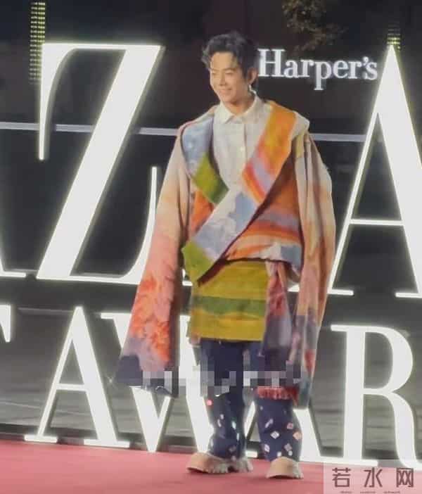 上海红毯太真实，谭卓脸肿，吉娜大小胸成谜，赵雅芝深V险走光