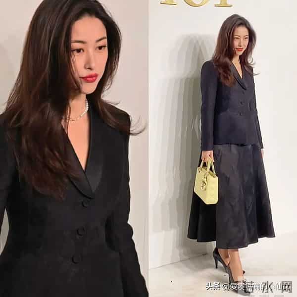 这夜，骨相极佳的周也，笑脸相迎的章子怡，都败给了气场全开的她