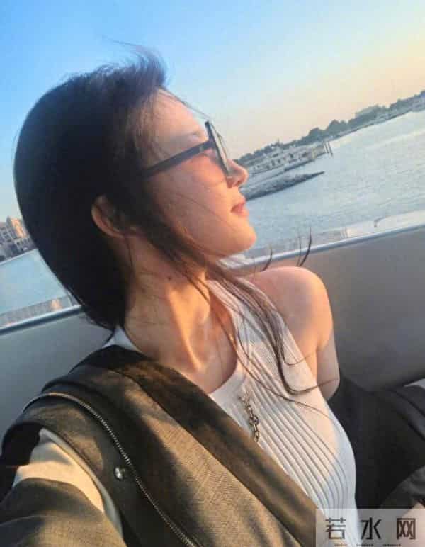刘亦菲瘦了!她穿小背心游艇上自拍,雪白肌肤,白富美松弛又帅气