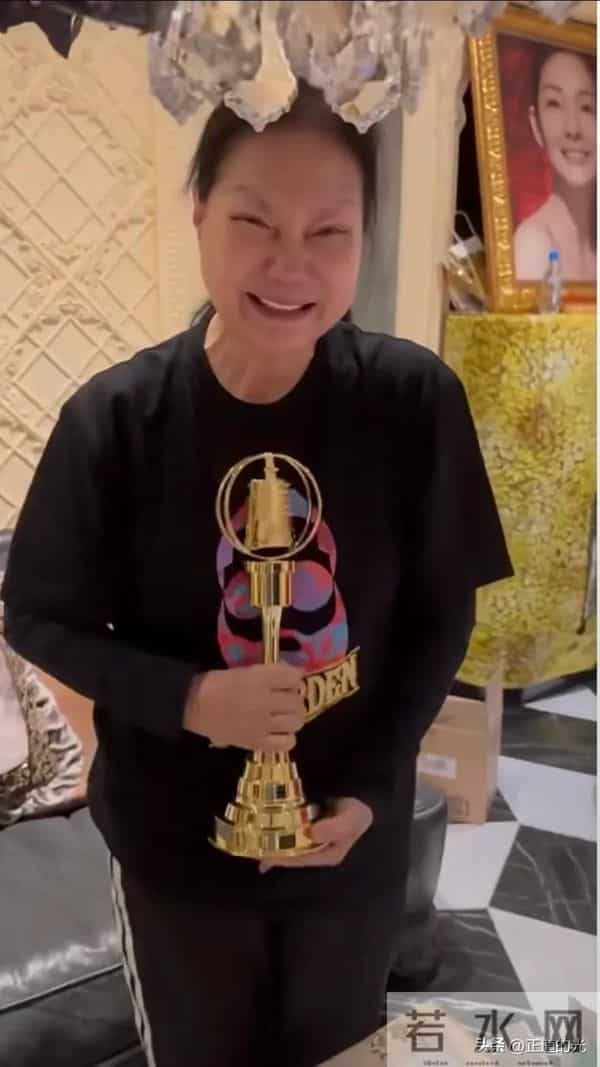 71岁S妈眼歪嘴斜 收到小S金钟奖杯大笑- 补上我的心 在家为大S设灵堂