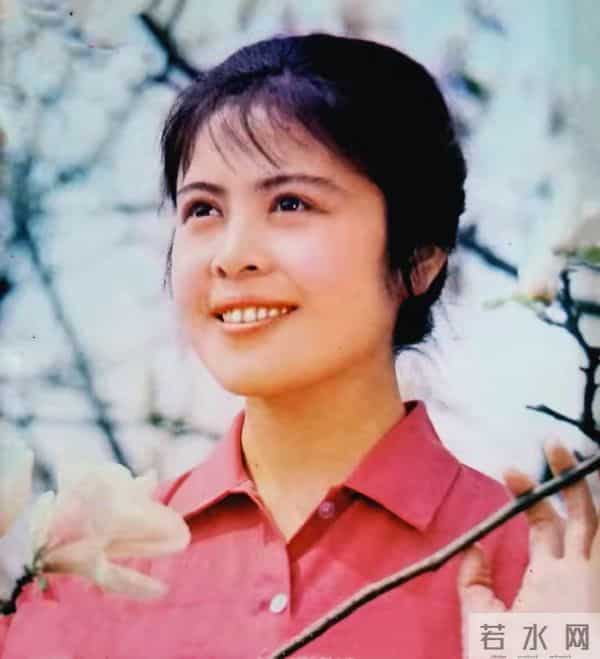 她巅峰时选择移民美国,刷盘子也没有回来,如今仍是在美打工人