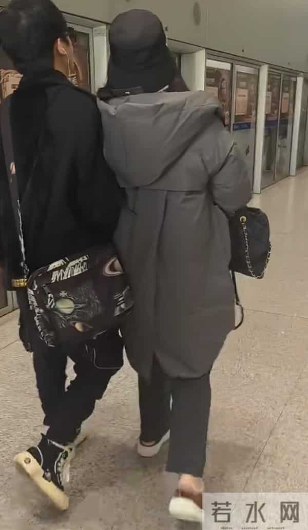 大张伟好会撒娇，与妻子坐飞机全程挽她手臂，刘迎体格比他大一圈