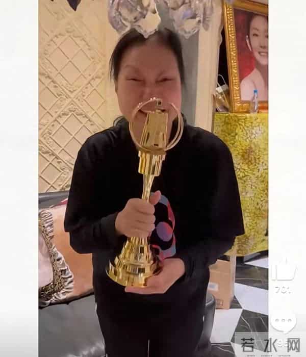 小S晒母女四人p图照!屋里摆着巨大的S照,徐妈两个举动让人心疼