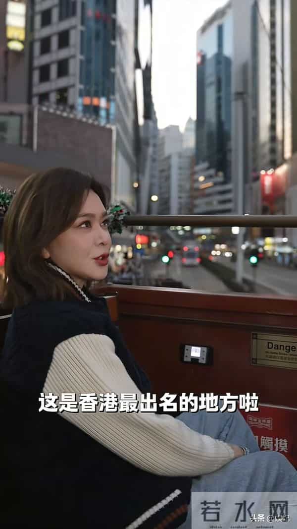 63岁关之琳最新穿搭：齐肩发+拼接上衣+阔腿裤，减龄时髦，像40岁