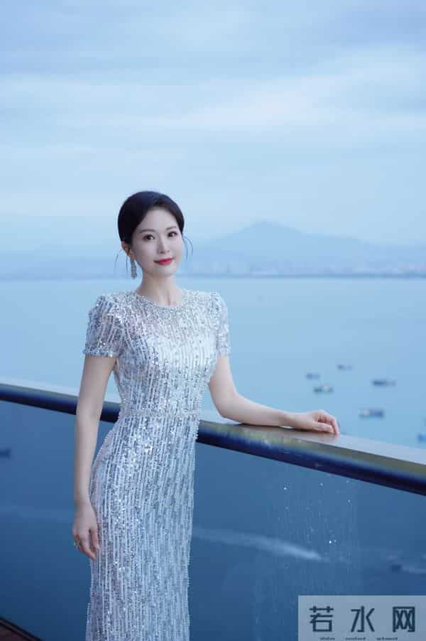 映玲亮相海南岛国际电影节,银裙主持尽显优雅