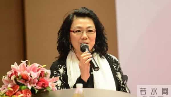 嫁大自己18岁的音乐家，丈夫葬礼却没有露面，如今儿子成她的骄傲