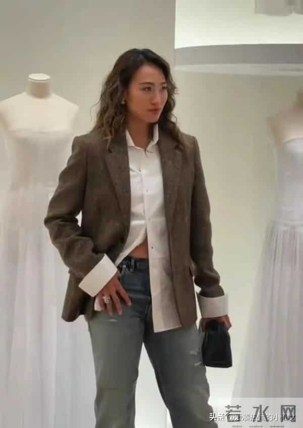 这夜，骨相极佳的周也，笑脸相迎的章子怡，都败给了气场全开的她