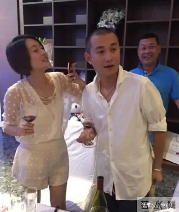 马伊琍参加上戏80周年校庆,文章话剧演出,腰伤复发