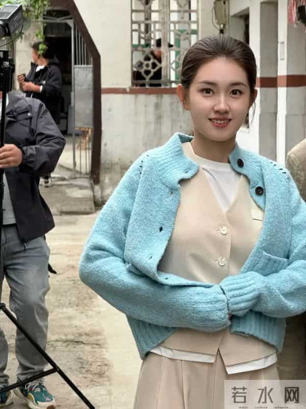 “短剧女王”郭宇欣真实颜值曝光,方脸龅牙大粗腿,26岁模样成熟