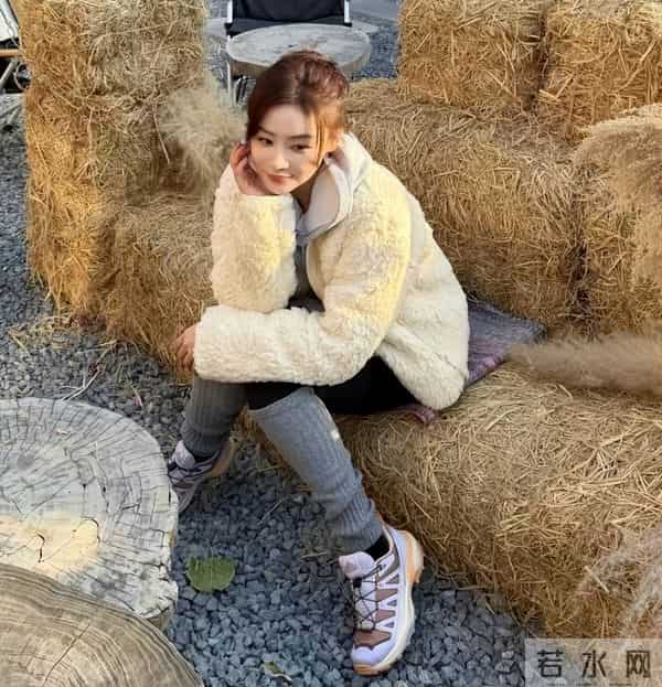 38岁袁姗姗晒健身美照，小腹平坦零赘肉，马甲线优越太绝了