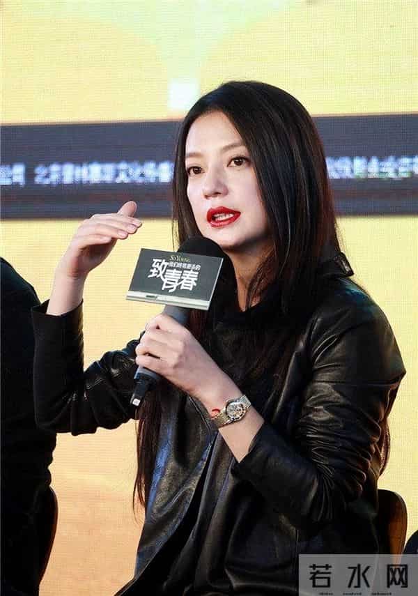 封杀4年后，赵薇带3个助理现身北京机场，脸小一圈引猜测：想复出