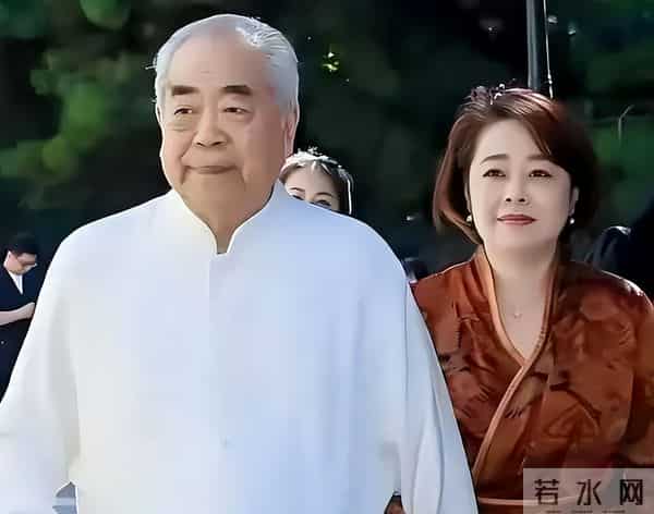 87岁范曾再当爹，与女儿断绝关系，37岁徐萌母凭子贵