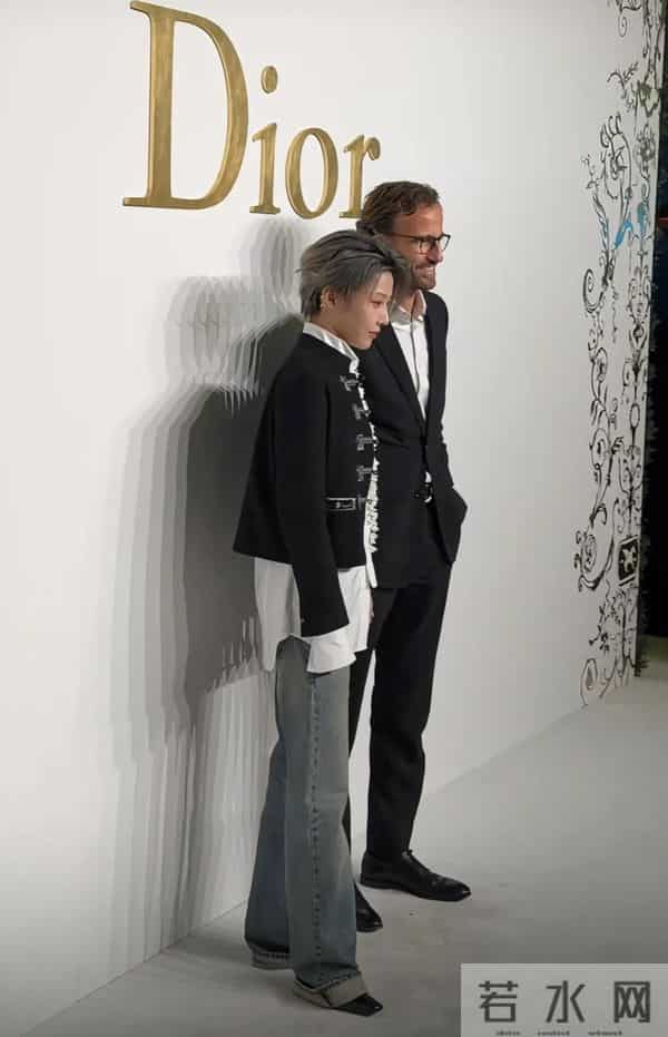 章子怡压轴亮相迪奥活动！LV家族长公主陪走红毯，高马尾嫩如少女