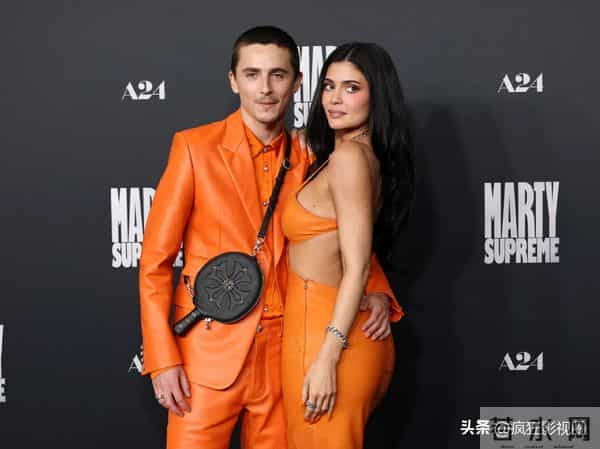 打破分手传言,甜茶高调秀恩爱,好莱坞名媛凯莉詹娜终于得手