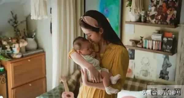 刘亦菲现身阿布扎F1赛车现场，穿一身名牌，妆容精致，颈纹很明显