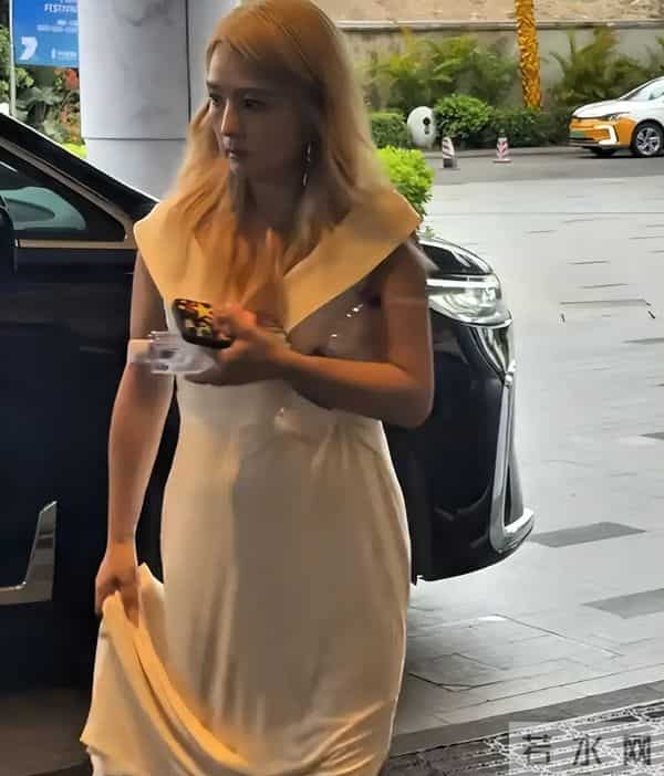 何洁咋成这样了!金头发黑皮肤身上也臃肿,连气质都变的含胸驼背