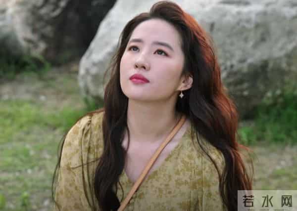 刘亦菲现身阿联酋，离开美颜滤镜，真实状态曝光，两条腿尤为吸睛