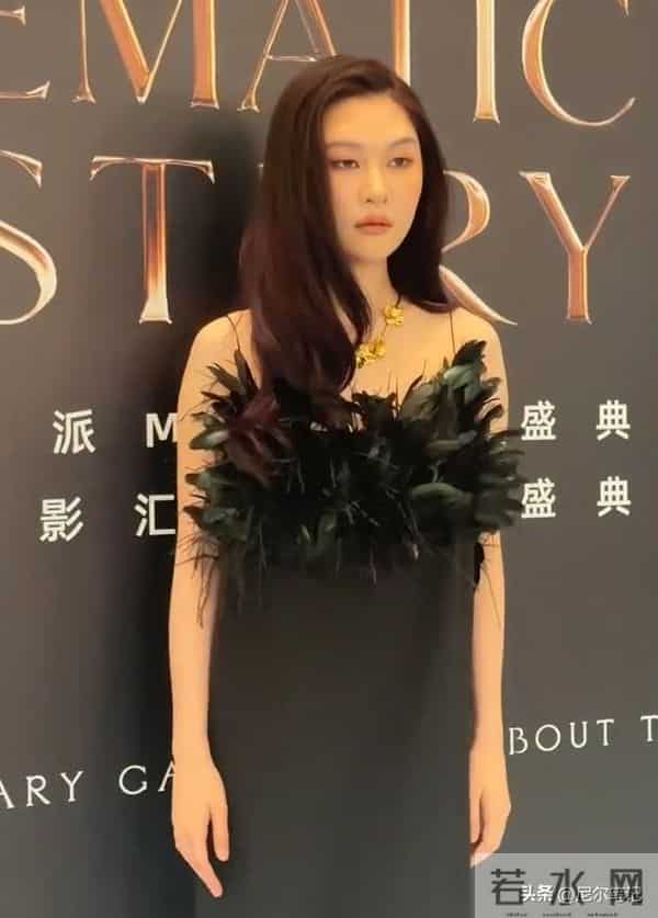 上海这一夜，搔首弄姿的彭小苒，被26岁王楚然秒了：妆再浓也白搭