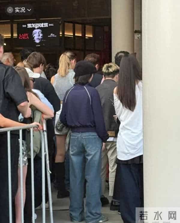 窦靖童陪宋妍霏回澳大利亚探亲 帮忙拿外套 一起去看lady gaga演唱会