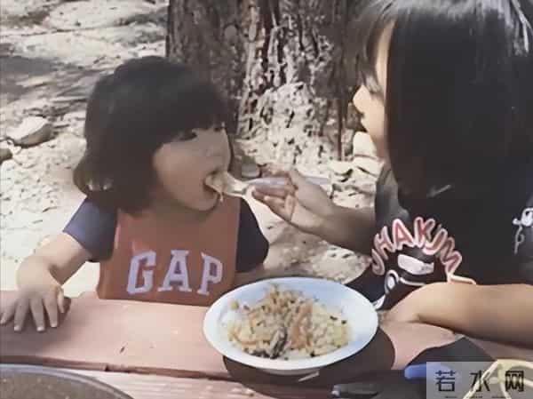 39岁何洁被嘲不忍直视, 腋下勒出副乳肚子三层肉, 养4个娃操劳疲惫