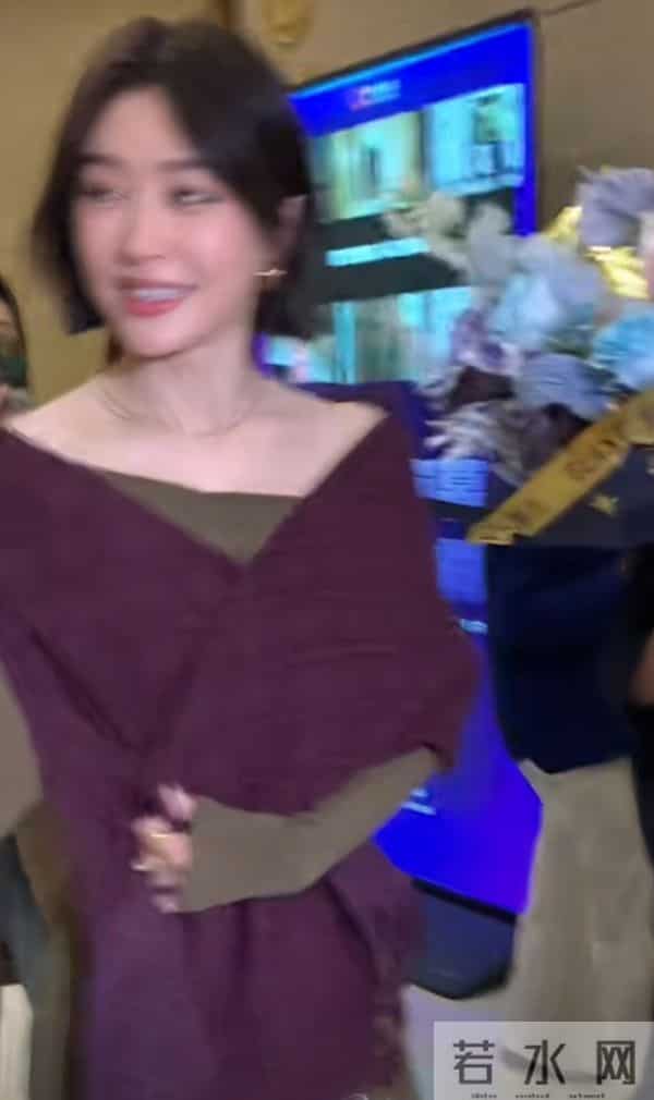 秦岚抵达广州出席活动，墨绿长裙搭酒红披巾，短发超有韵味