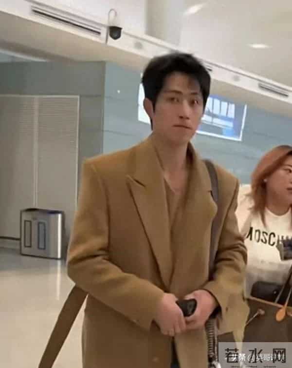 王凯沐机场被偶遇，素颜状态让人意外，女助理跟周杰伦是“同款”