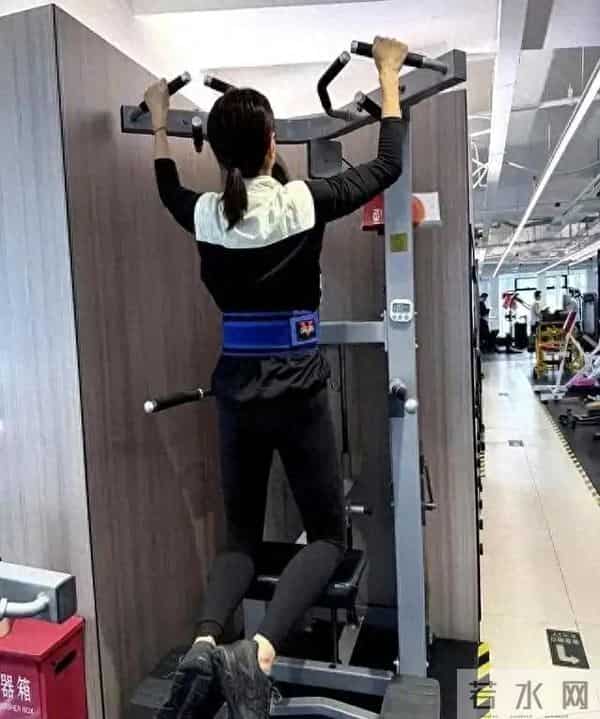 42岁沈佳妮晒健身照 前凸后翘 超绝腰臀比 难怪朱亚文对她生理性喜欢