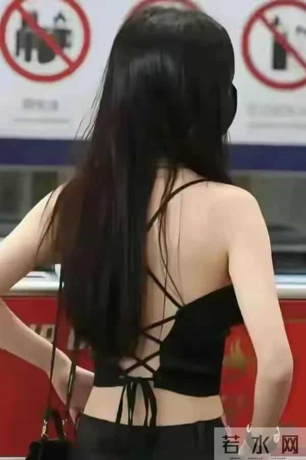 孟子义真空吊带，紧身裤现身机场，腰臀比太惊艳