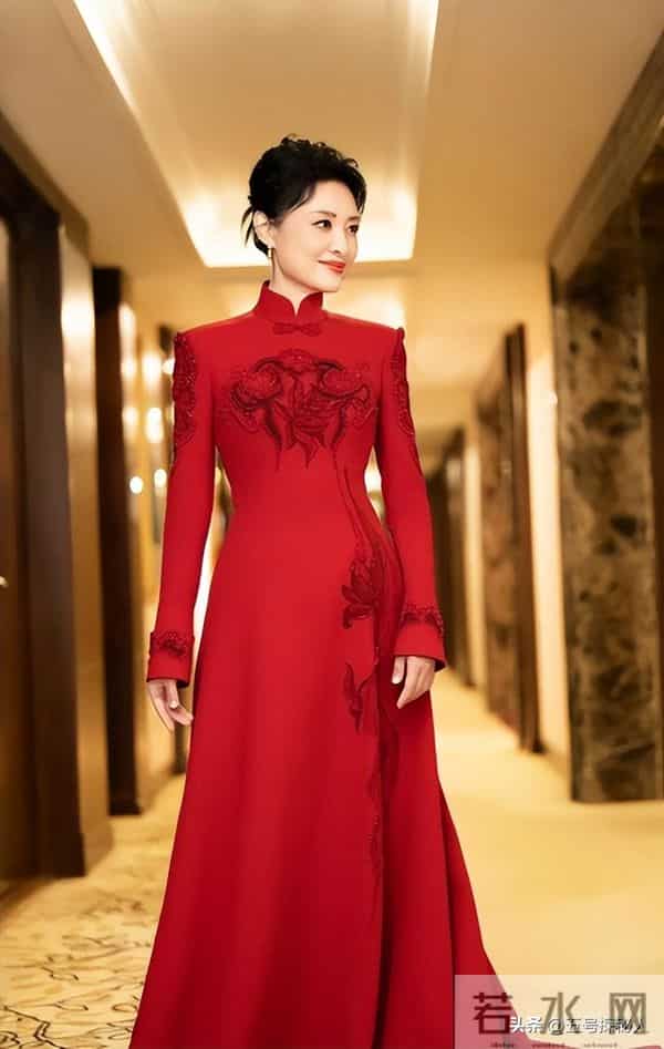 她“抛弃”前夫再嫁百亿富豪，从央视辞职8年，今56岁跨行当演员